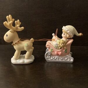 Precious Moments "Heartstrings"
REINDEER PULLING SLEIGH
COVERED BOX 2000